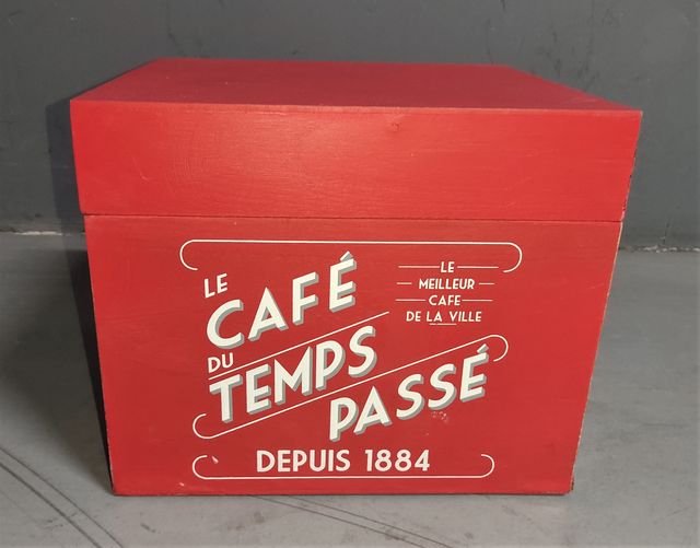 Caja roja decorativa y de almacenaje