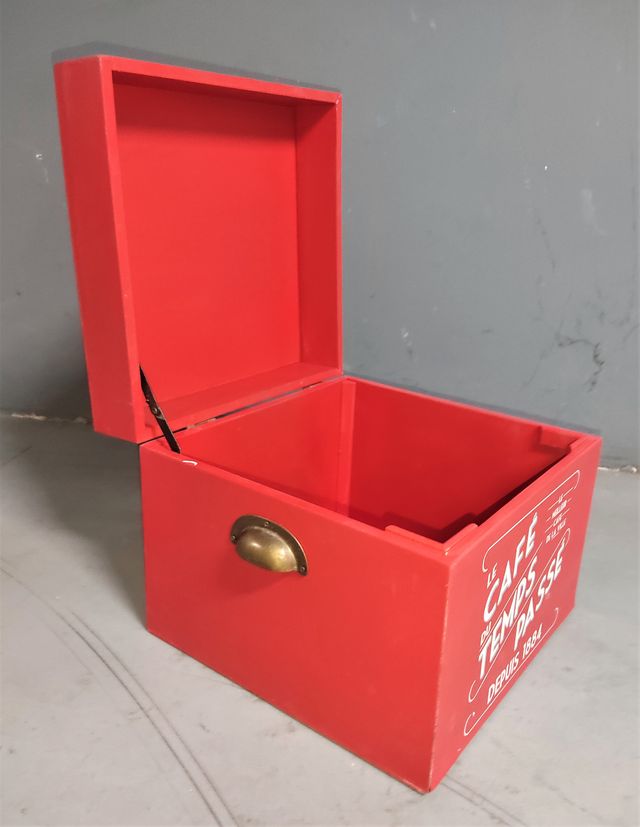 Caja roja decorativa y de almacenaje