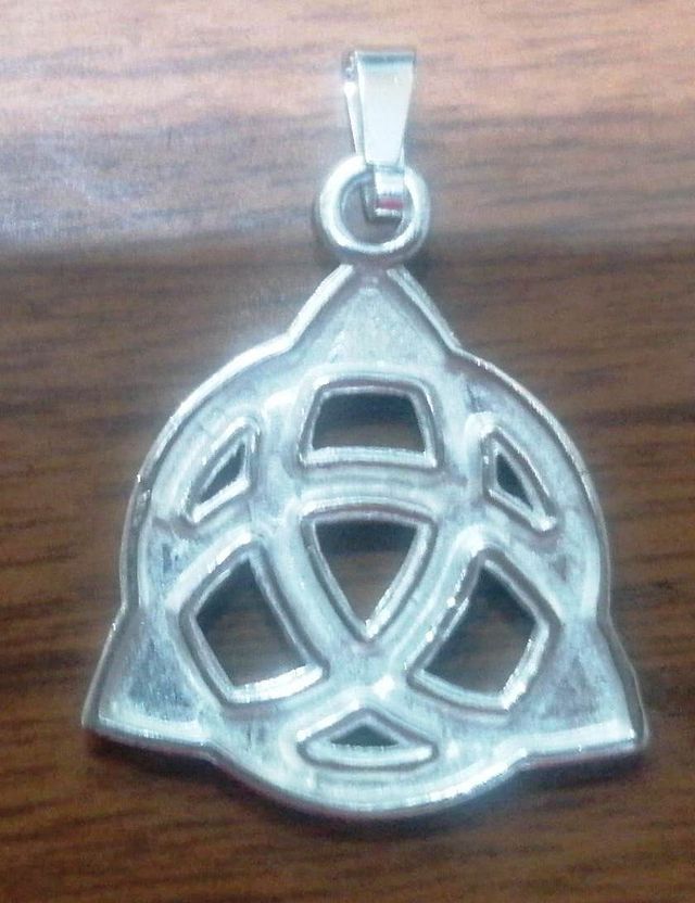 COLGANTE TRISQUEL O TRIQUETA EN PLATA DE LEY - 3cm