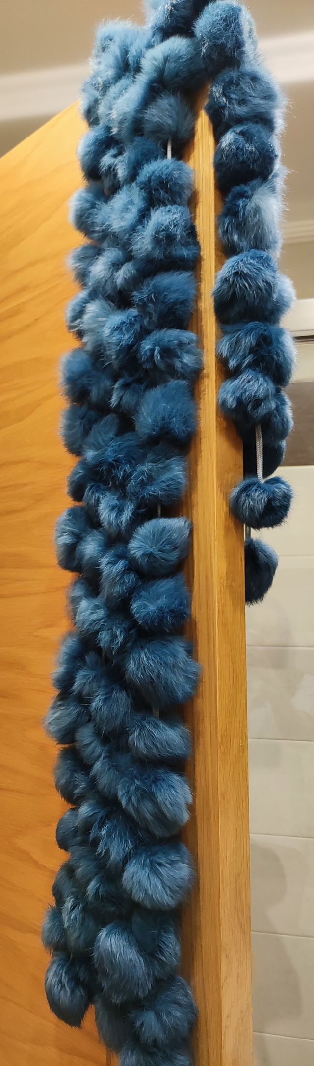 Bufanda pompones azul