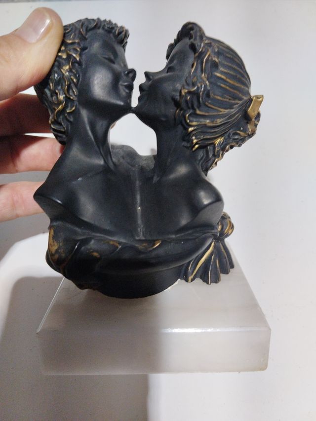 FIGURA PAREJA PIE MARMOL