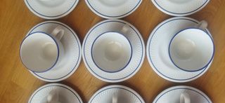 Juego taza y plato blanco y azul