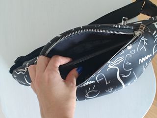 Bolso Riñonera dibujos Arte de ASOS 