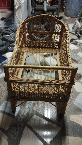 Cuna de mimbre antiguo