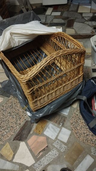 Cuna de mimbre antiguo