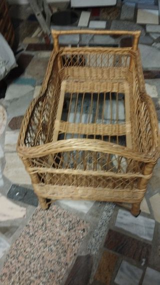 Cuna de mimbre antiguo