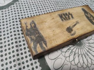 Solo una unidad exclusiva Caja banda rock kiss