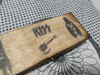 Solo una unidad exclusiva Caja banda rock kiss