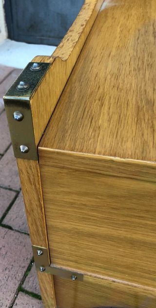 Silla de madera con cojines