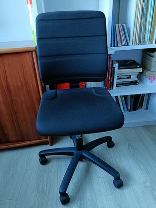 Silla escritorio, ergonómica giratoria negra.