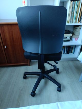 Silla escritorio, ergonómica giratoria negra.
