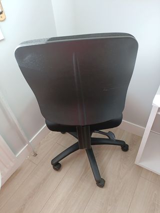 Silla escritorio, ergonómica giratoria negra.