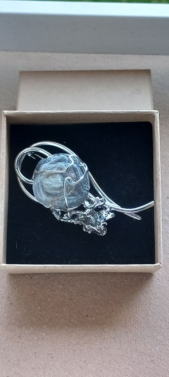 Broche de plata maciza y cuarzo natural