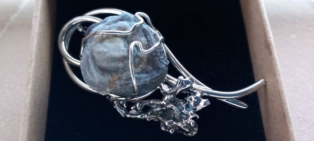 Broche de plata maciza y cuarzo natural