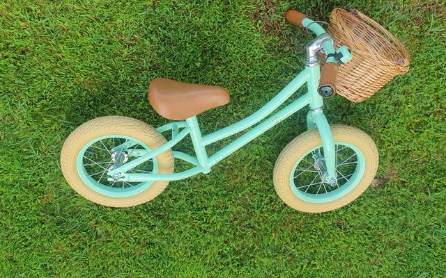 Bicicleta equilibrio iniciación con cesta verde