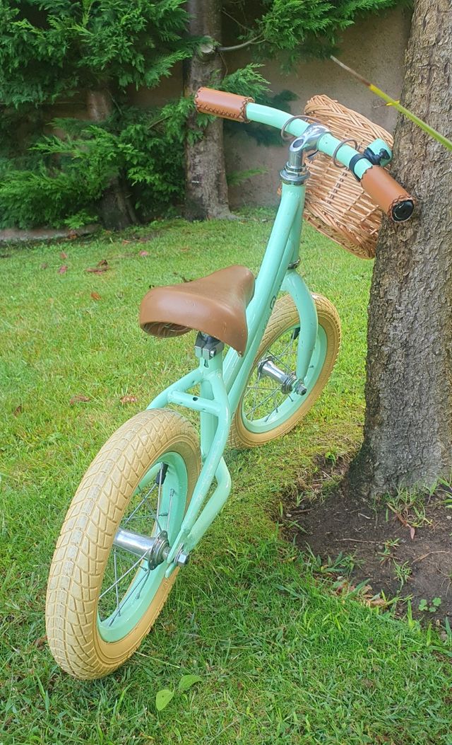 Bicicleta equilibrio iniciación con cesta verde
