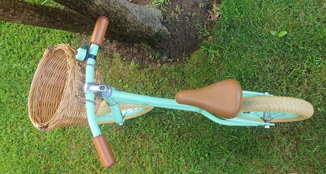 Bicicleta equilibrio iniciación con cesta verde