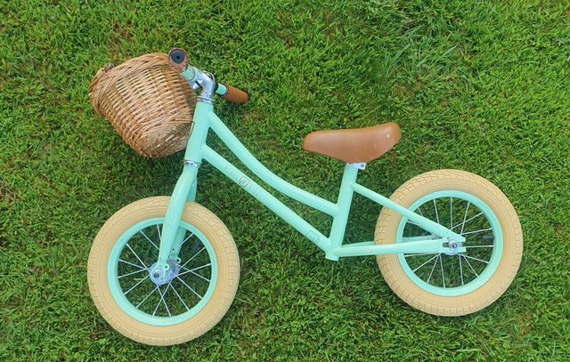 Bicicleta equilibrio iniciación con cesta verde
