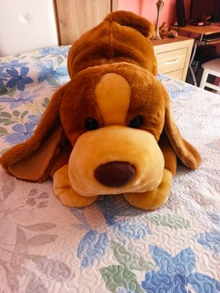 Perro gigante de peluche