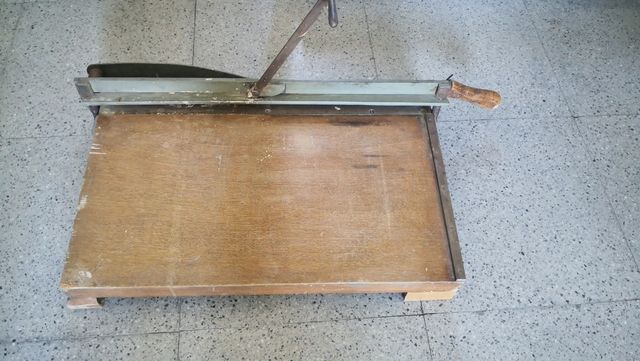 Guillotina de papel antigua