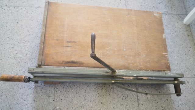 Guillotina de papel antigua