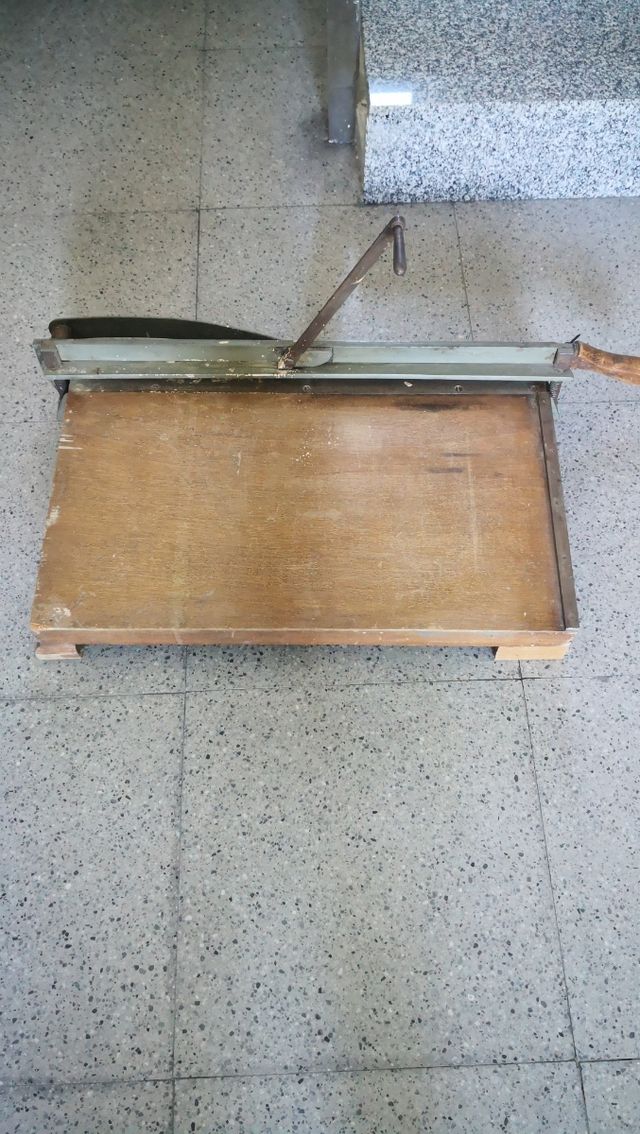 Guillotina de papel antigua