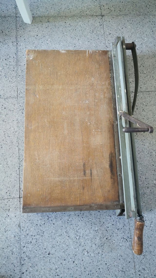 Guillotina de papel antigua