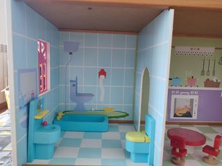Casa de muñecas grande con accesorios varios