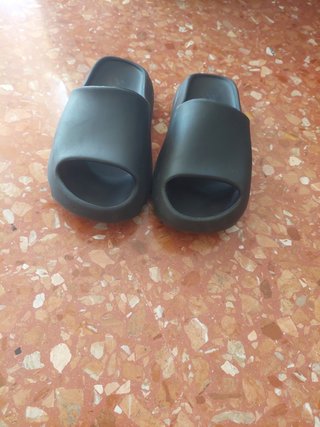 Yezzy slides negras