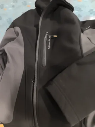 Chaqueta trekking y conjunto Bershka y zara