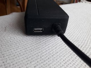 Cargador de ordenador portátil.