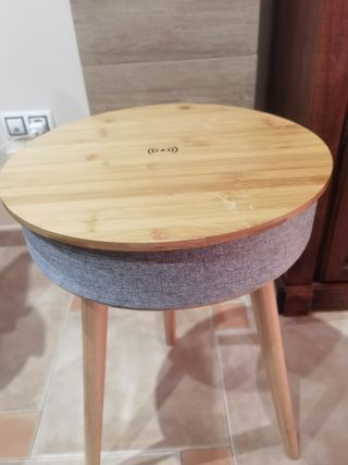 Mesa altavoz con carga inhalambrica