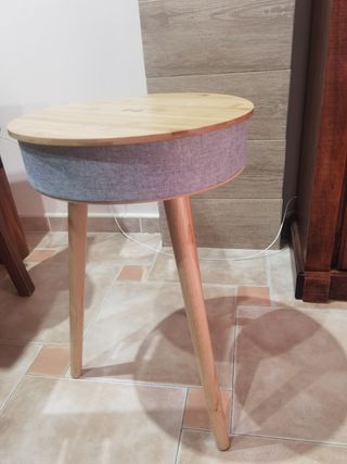Mesa altavoz con carga inhalambrica