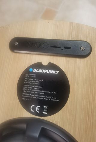 Mesa altavoz con carga inhalambrica