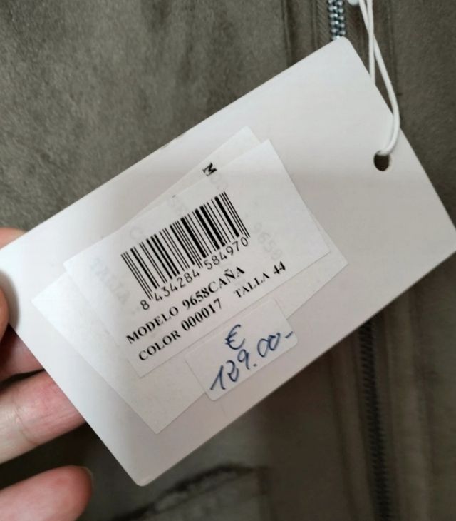 Abrigo de mujer marca Zia