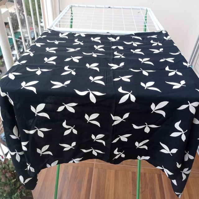 Scampolo stoffa viscosa nera con foglie