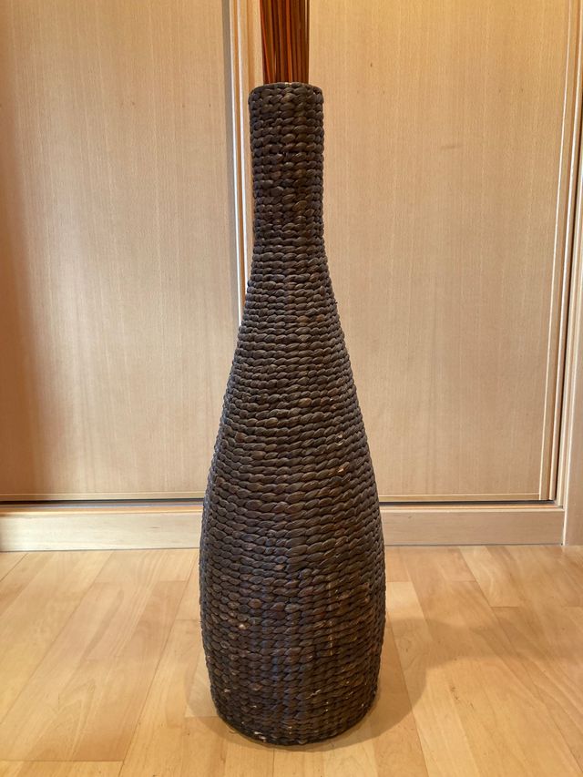 jarrron de ratán trenzado