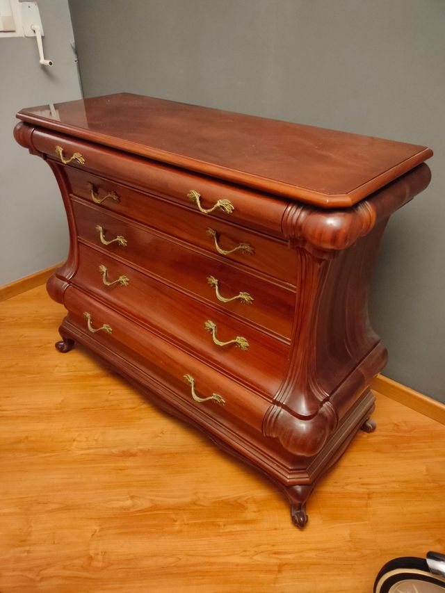 Cómoda de madera.