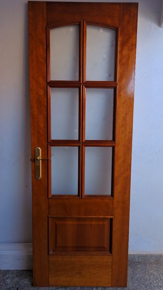 Puerta madera maciza con cristal