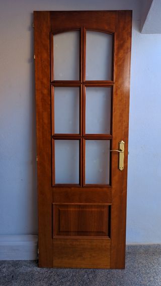 Puerta madera maciza con cristal