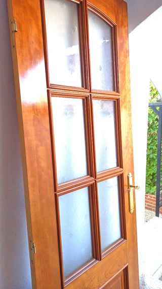 Puerta madera maciza con cristal