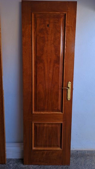 Puerta madera maciza.