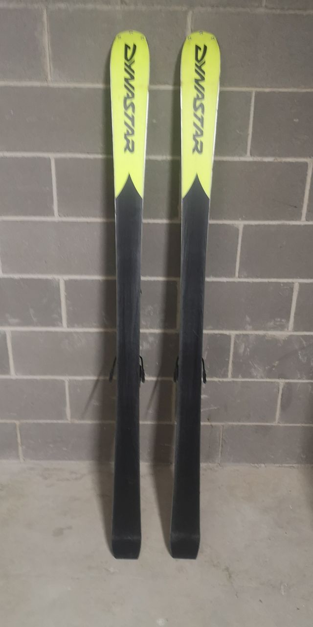 Esquís DYNASTAR 162 + Fijaciones LOOK