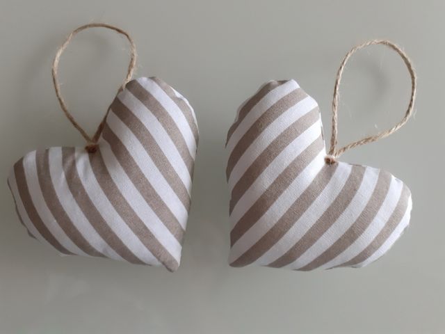 Shabby chic cuori a righe beige con fiocco