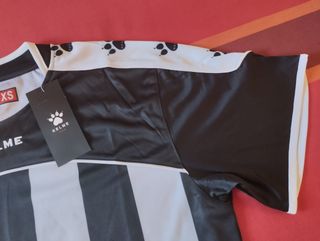 Ropa deporte camiseta estrenar fútbol Kelme 
