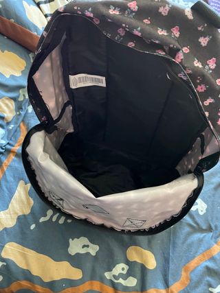 mochila negra estampada 