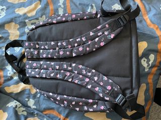 mochila negra estampada 