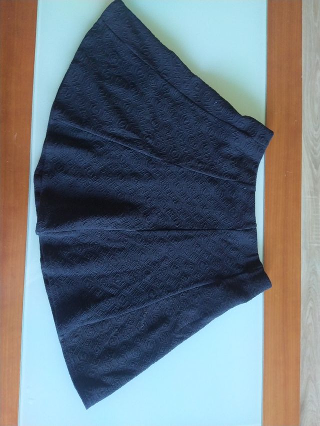 falda negra corta con vuelo talla M marca Stradiva