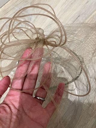 Tocado con diadema nude