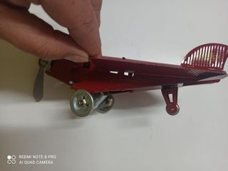 Avión de hojalata paya. juguete